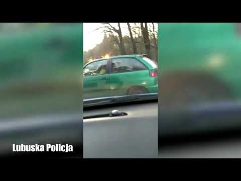 Pijany szaleniec seatem uciekał policji. Uderzył w radiowóz