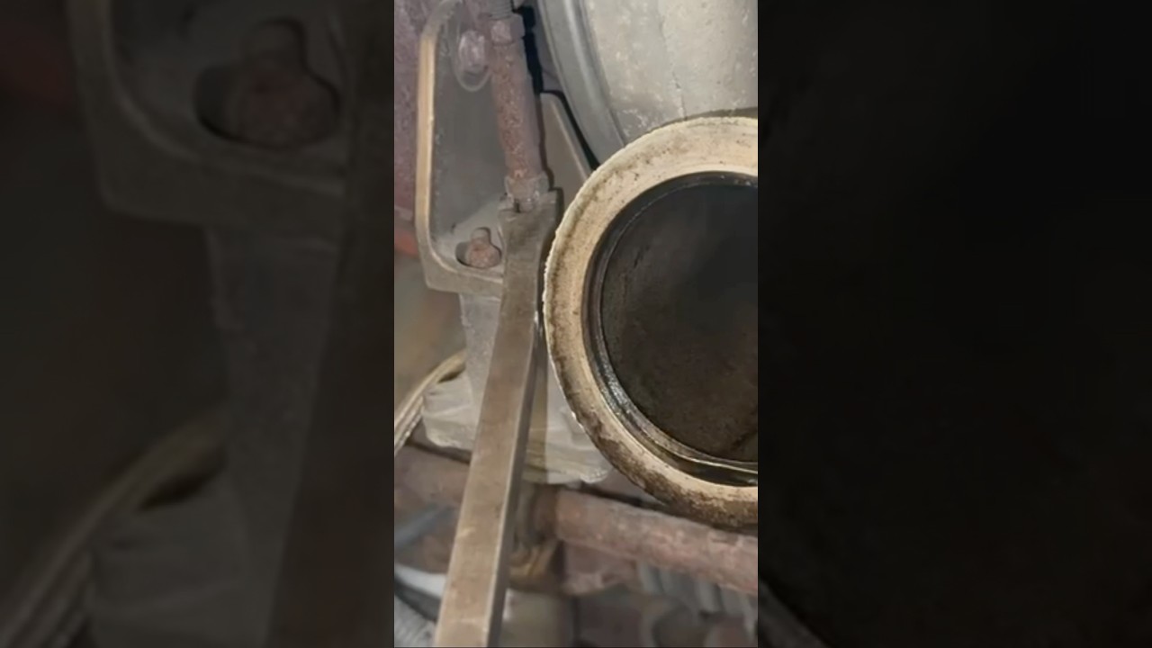 🛠️ Turbo Troubleshooting 101 🚛💨 Checking VGT Arm Movement by Hand 🔍