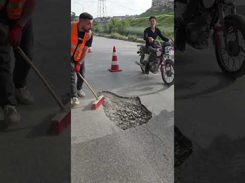 إصلاح حفرة تسببت في ضرر كبير للسيارات