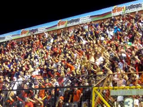 "FÚTBOL NACIONAL: Barra alajuelense, La Doce, alentando a su equipo" Barra: La 12 • Club: Alajuelense