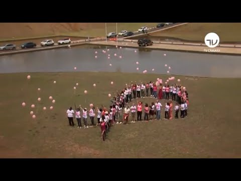 Outubro Rosa: mulheres fazem ato no gramado do Congresso - 23/10/19