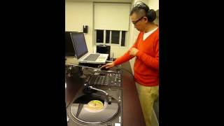 DJ Louis Chen demonstrates the Vinyl (record) mix, DJ Louis Chen 示範黑膠唱片混音