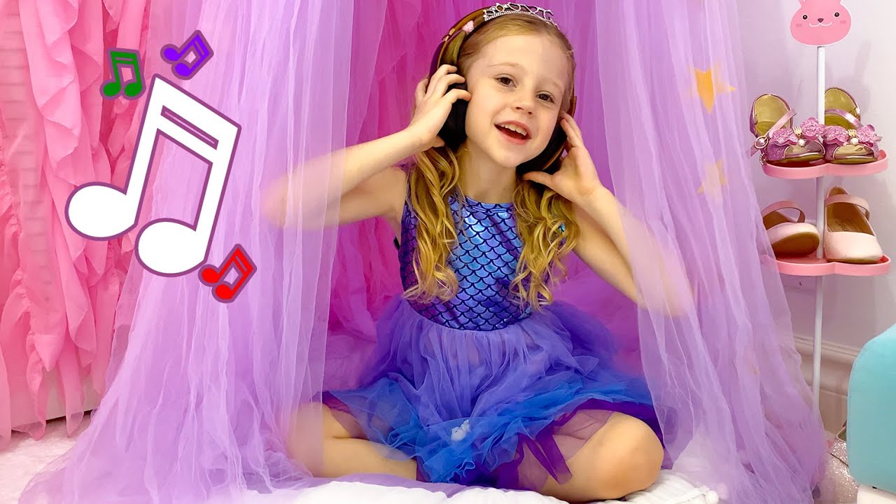 Настя поет любимые детские песни. Nastya sings her favorite kids songs