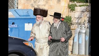 האדמו''ר מתולדות אהרון משמש כסנדק ומוהל בברית של תאומים בצפת