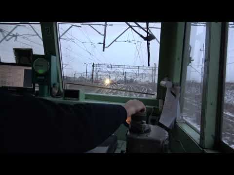 Zza pleców maszynisty - lokomotywa EU07 (6)