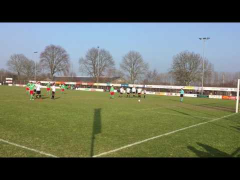 Christiaan Koremans zet De Alblas in topper op 2-0 met 'Panenka-penalty'