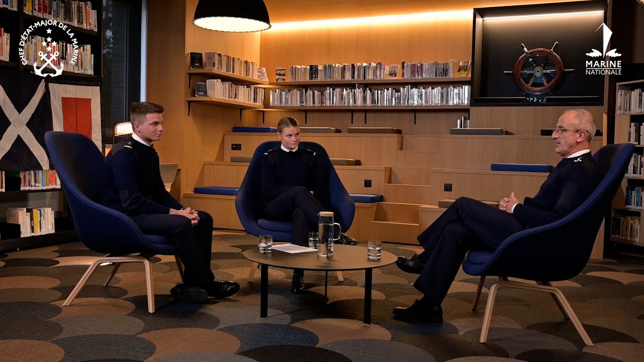 Le chef d'état-major de la Marine échange avec deux aspirants, élèves-officiers