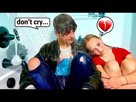 衣衫不整地在浴室裡大哭，*痛罵我的大哥哥！*令人震驚的反應！ (CRYING in the shower fully clothed *PRANK on my BIG BROTHER!* Shocking Reaction!)