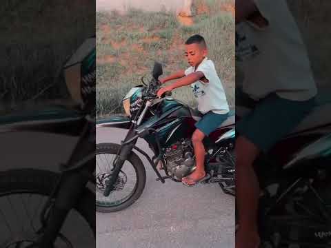 ELE TEM 8 ANOS E JÁ ESTÁ APRENDENDO A ANDAR DE MOTO