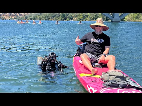 Caccia al tesoro subacquea per trovare una roccia personalizzata incisa al laser e un telefono sm...