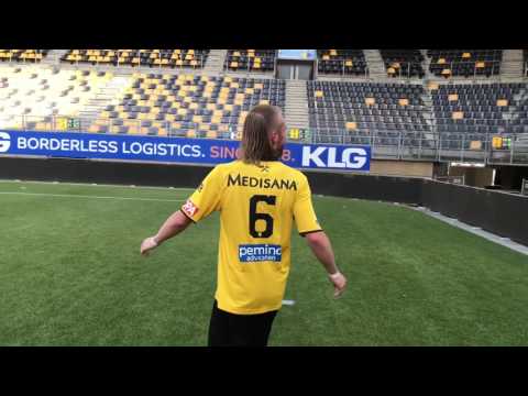 Nathan Rutjes viert feest met de Roda-fans. Cultheld!
