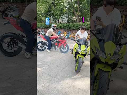 J’imprime une photo de moto pour faire une blague à un ami.