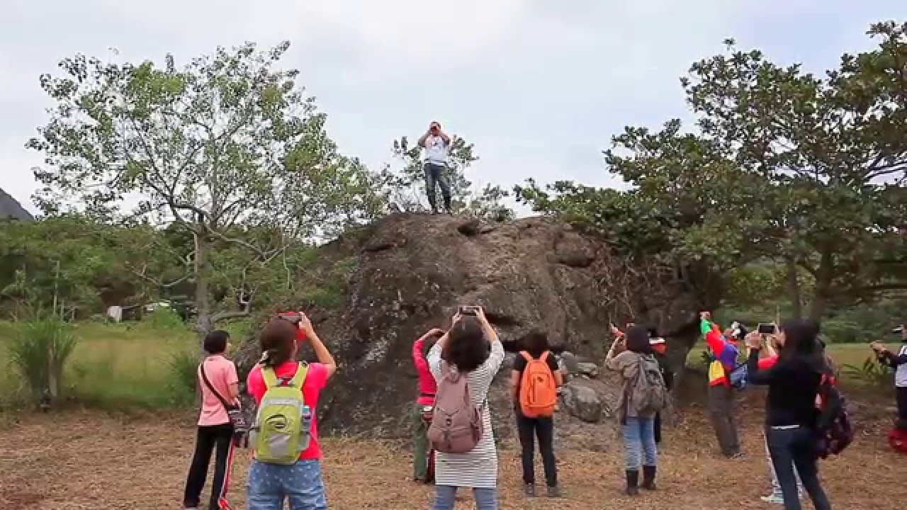 理事長示範在頭目演講石上的使用方式