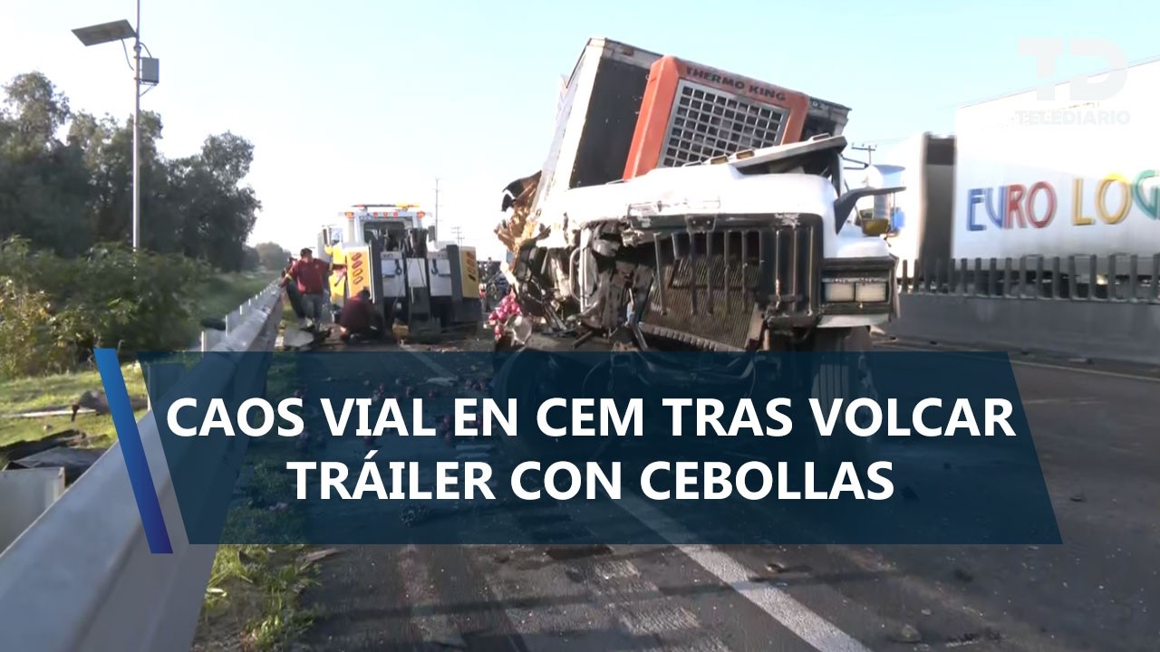 Tráiler que transportaba cebollas vuelca sobre Circuito Exterior Mexiquense