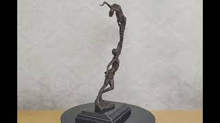 Tančící pár - Dynamická bronzová socha páru podepsaná Aldo Vitaleh