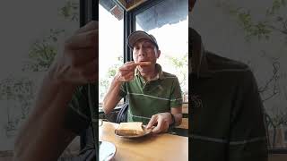 Cara hemat saat traveling Sarapan dalam homestay . Include nginap