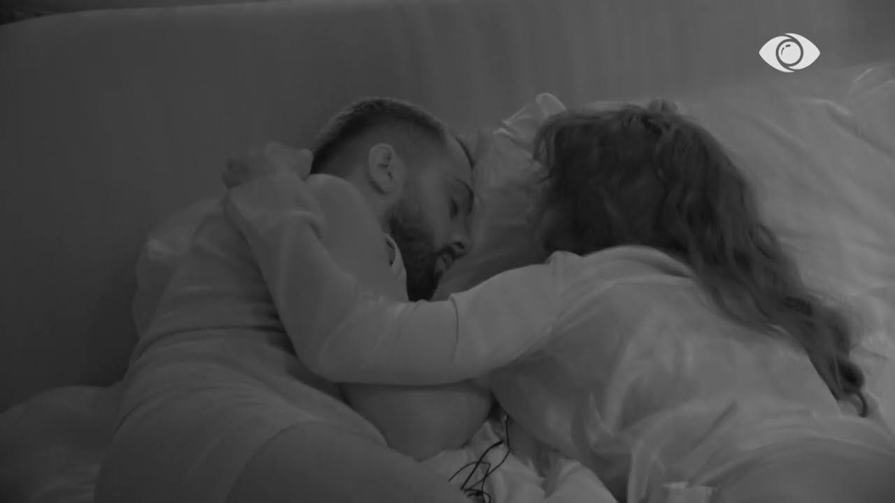 “Mos u mërzit…”/ Egli i puth dorën Gjestit: Je më i miri djalë, lum familja…