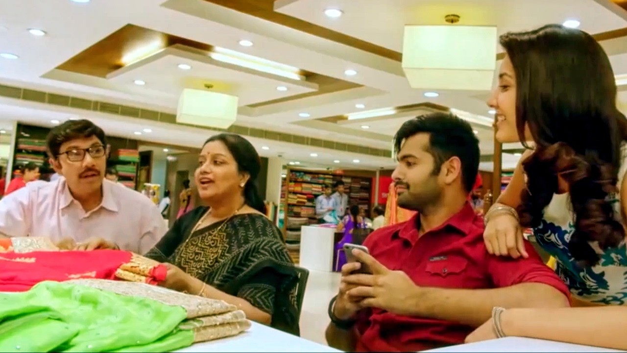 राम पोथीनेनी और उसकी फॅमिली शॉपिंग करने मॉल में गए है 