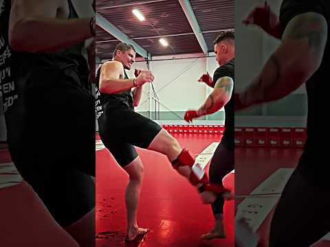 Tom Aspinall Tried To Handle a Leg Kick From World Champion Kick Boxer