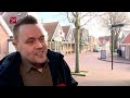 Verkiezingsposters plakken op Urk