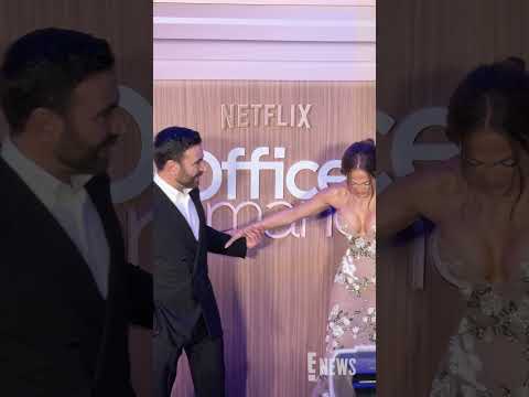 Jennifer Lopez y Brett Goldstein posan en el estreno de "Office Romance" en Nueva York. (🎥: @JPASC24)
