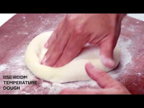 Na cozinha | Massa preparada à mão | California Pizza Kitchen