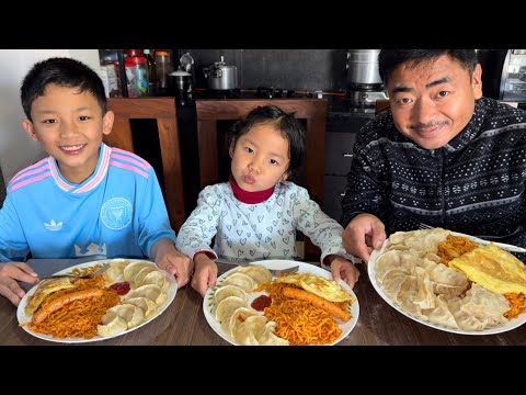 आज Benson, Miska and Gurung सरको #mukbang. 2Xspicy noodles, chicken Momo, sausage and eggs