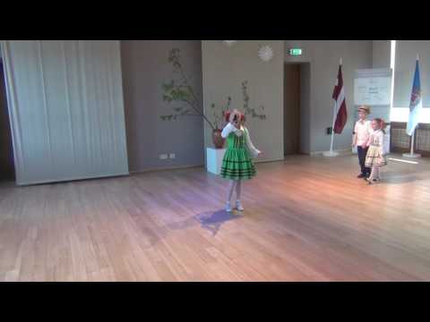 Maza maza meitenīte Marina Smelova