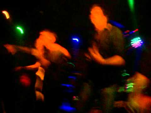 Menarka Punk - Txus-No somos nada. (La polla Records Cover) En vivo en Don Matheo Bar.