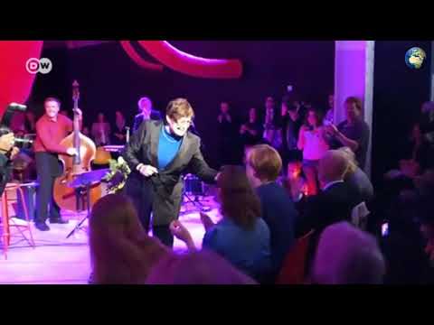 Канцлер Германии Ангела Меркель спела в стиле джаз