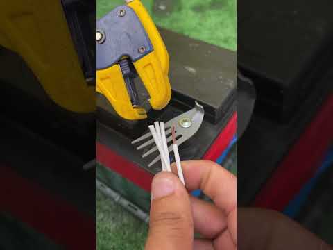 ¡Pon un tenedor en la batería del coche y descubre este curioso truco! 🚗🔋