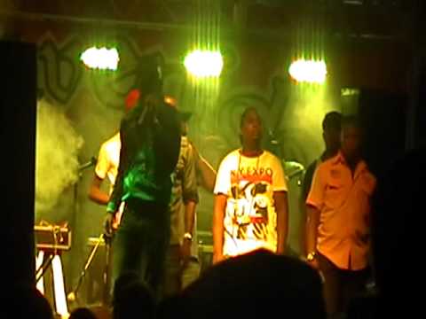 Nestor el lince  En El Liquor Store La Reina Haina Www Aterrormusic Com