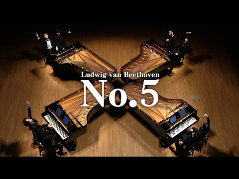 8 נגנים בביצוע על 4 פסנתרים לסימפוניה ה-5 של בטהובן