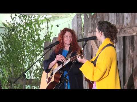 Anta Eņģele un Melisa Kaškura Dziesminieku SIENA ŠĶŪNĪ Līvu ciema svētkos 25.05.2025 Liepājā