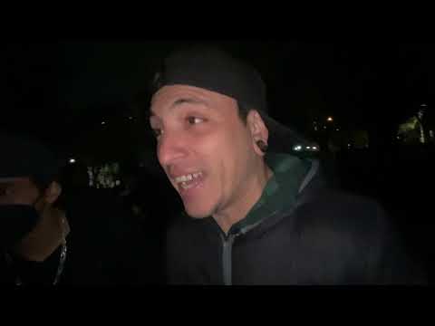 EL POLLO CASTILLO SE ENCUENTRA A RACEK EN UNA BARBER PARA DECIRLE COSAS SIN PELOS EN LA LENGUA