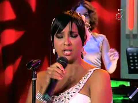 Eliana canta en El Happy Hour