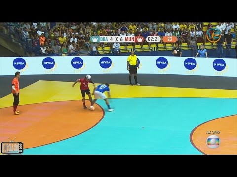 Sean Garnier aplica uma bela caneta em Falcão | Reis do Drible 2017