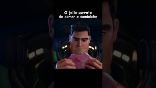 Você sempre comeu sanduíche do jeito errado... 😱