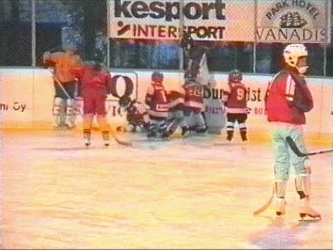 Ishockey.  IF Pucken.  G- och F- juniorerna mot mammorna o papporna 1998 / Larsmo När-TV