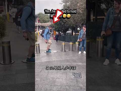 この少年は道路中央分離帯に立っていたんだけど😎