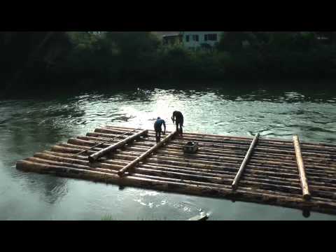 Alles im Fluss: Vom Fichtenstamm zum Isarfloß in 90 Sekunden