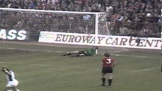 Johnny Giles trifft gegen Manchester United (1976)