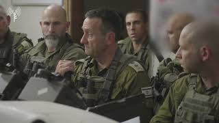 הרמטכ״ל במזרח דיר אל-בלאח ברצועת עזה, עם מפקדי צוותי הקרב שפעלו במבצע לחילוץ החטופים.