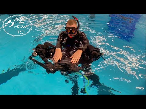 Scuba kit removal and replacement Surface - PADI Open Water Diver Course demo [19/24]