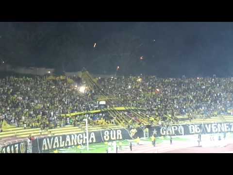 "Salida de la Final de la copa Vzla partido de Ida Tachira vs Caracas 27/11/2013" Barra: Avalancha Sur • Club: Deportivo Táchira