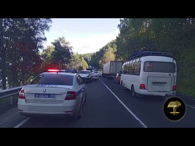 Un camión sin frenos embiste a varios autos y provoca un aparatoso choque múltiple