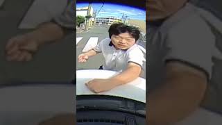 フロントガラス叩き割る