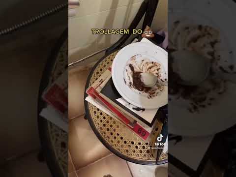 Neto trola avô com chocolate na privada #shorts