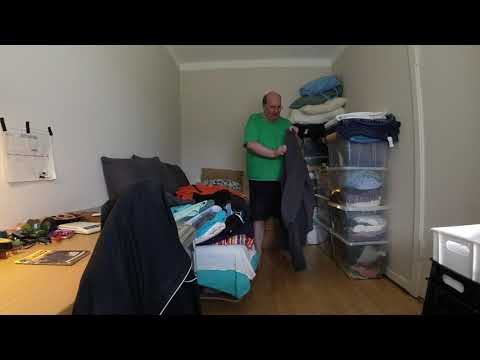 MongoTV_6236 - Kigger På Flyttekasser i Forstue Stået 7 År - Del 155 - Bedroller Låg - Tøj