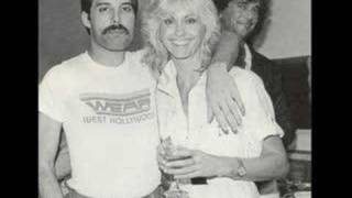 QUEEN WITH FRIENDS